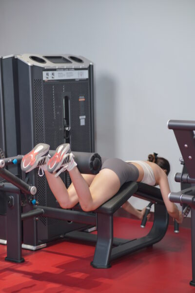 Bài tập Leg curl trong buổi tập gym nữ cho mông căng tròn