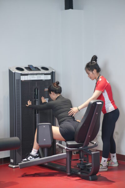 Khi tập cùng thiết bị tại phòng gym, việc thực hiện động tác hết biên độ giúp kích thích cơ mông tốt hơn