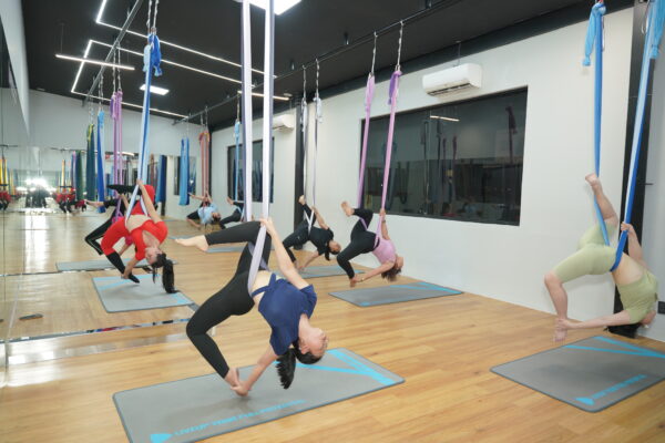 6 Bộ Môn Yoga Cho Người Mới Bắt Đầu Yoga bay