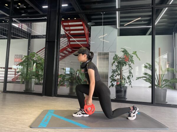 Lunge cũng là một bài tập mông đùi hiệu quả trong buổi tập gym. Tùy vào chiều dài chân mỗi người sẽ điều chỉnh vị trí vuông góc sao cho phù hợp nhất với bản thân.