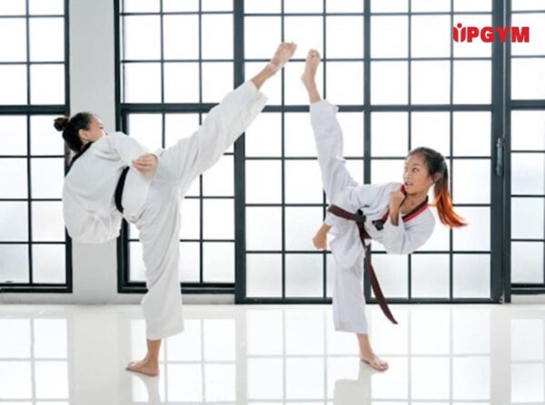 Tập Võ Có Tăng Chiều Cao Ở Trẻ Em Không Những động tác võ không chỉ giúp rèn luyện sức mạnh cơ bắp mà còn kích thích sự phát triển chiều dài và bề dày của xương.