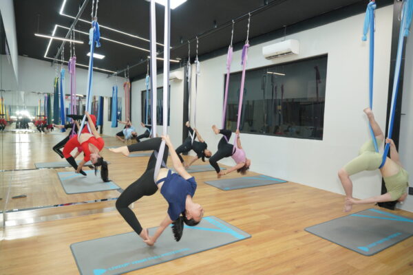 Aerial Là Gì? Những Điều Cần Biết Về Aerial Yoga