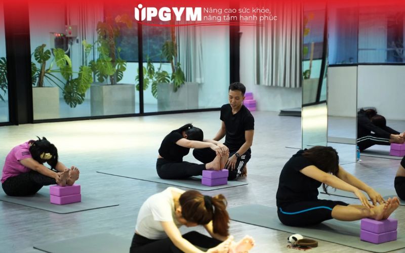 Bảng giá tập Yoga theo tháng chi tiết tại UPGYM mới nhất 2026 UP GYM sở hữu đội ngũ huấn luyện viên có chuyên môn, được đào tạo bài bản