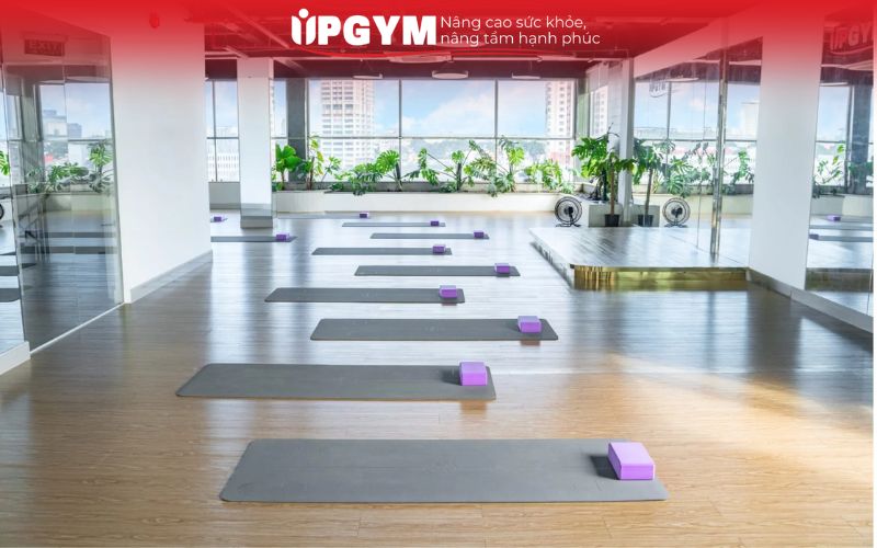 Bảng giá tập Yoga theo tháng chi tiết tại UPGYM mới nhất 2026 Không gian tập tại UP GYM sạch sẽ, thoáng mát, được trang bị sẵn võng Yoga, thảm tập, bóng tập, gạch Yoga