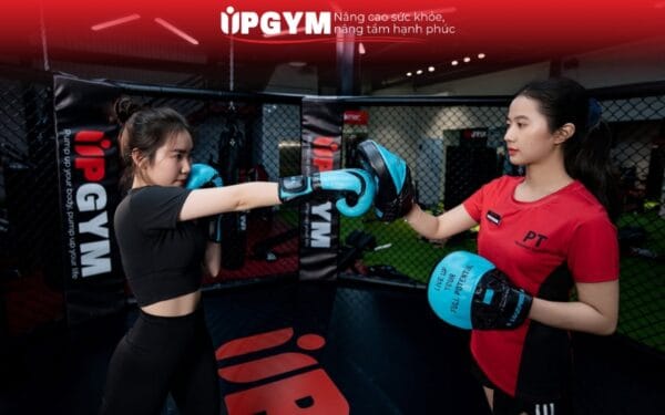 Khóa học Kick Boxing tại UP GYM với HLV hướng dẫn kỹ thuật đấm
