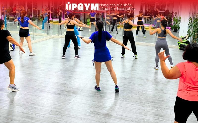Chọn giày thể thao có độ đàn hồi tốt, đế thấp