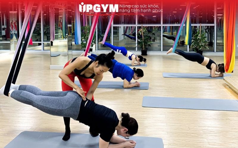 Top phòng tập Yoga Bay Quận 7 giá tốt, đáng trải nghiệm Đội ngũ HLV chuyên môn cao hỗ trợ hội viên làm quen với võng Yoga
