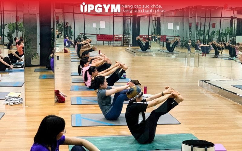 Boat Pose hỗ trợ giữ thăng bằng và kiểm soát cơ bụng