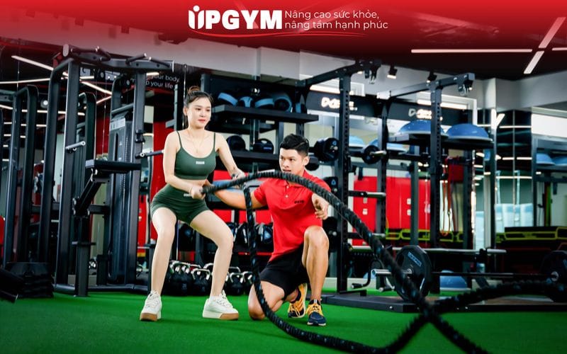 Thẻ tập Gym UP GYM giá bao nhiêu? Quyền lợi gì nổi bật? Đội ngũ HLV hỗ trợ hội viên làm quen thiết bị và chỉnh tư thế